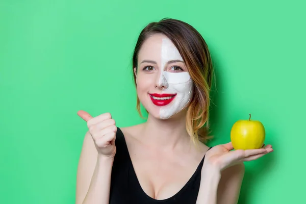 Mulher com máscara facial — Fotografia de Stock