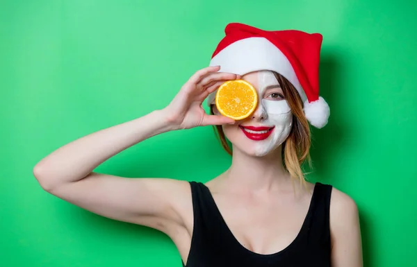 Mujer sosteniendo rebanada naranja — Foto de Stock