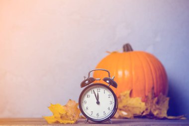 Retro çalar saat ile kabak