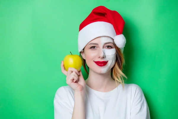 Mujer con mascarilla sosteniendo manzana — Foto de Stock