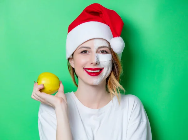 Mujer con mascarilla sosteniendo manzana — Foto de Stock