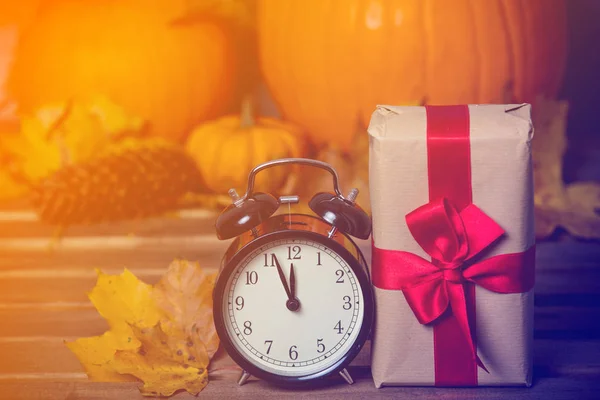 Retro alarm clock with gift box — Stock Photo, Image