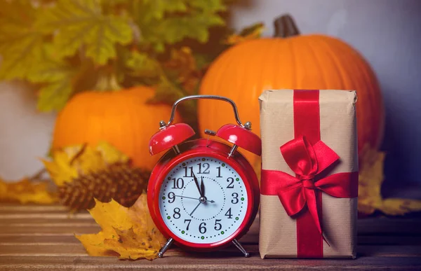 Despertador retro con caja de regalo —  Fotos de Stock