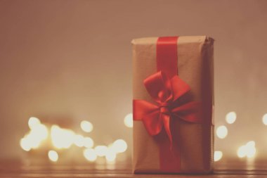 Kırmızı kurdeleli hediye kutusu