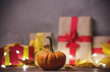 akçaağaç yaprakları ile küçük kabak