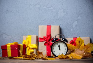 Retro çalar saat hediye ile 