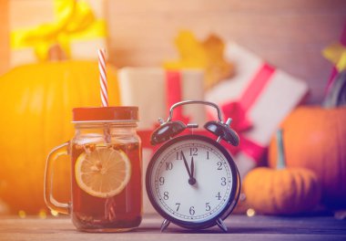 Retro alarm clock çay kavanozu ile