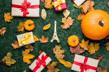 Eyfel Kulesi ve hediye kutuları figürü