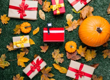 küçük posta kutusu ve hediye kutuları