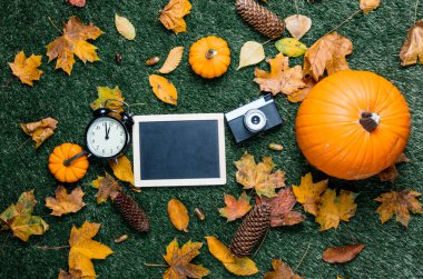 boş yazı tahtası ve çalar saat