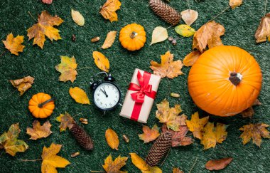 çalar saat ve hediye kutusu