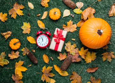 çalar saat ve hediye kutusu