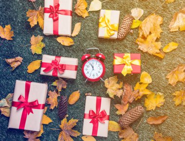 çalar saat ve hediye kutuları