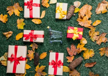 küçük alışveriş sepeti ve hediye kutuları