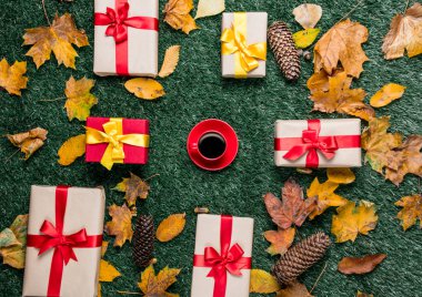 Fincan kahve ve hediye kutuları