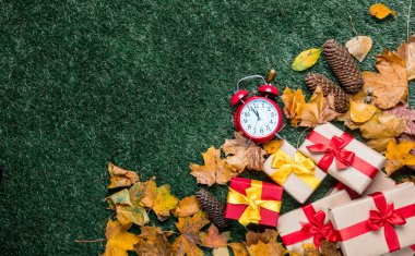 çalar saat ve hediye kutuları