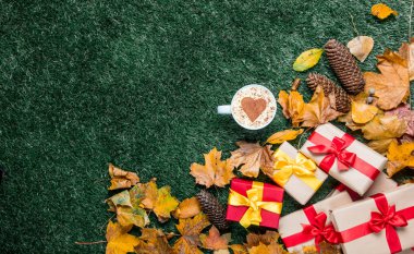 Fincan kahve ve hediye kutuları