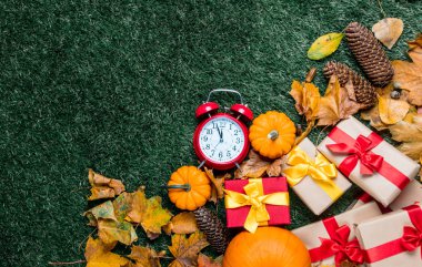 çalar saat ve turuncu kabak 