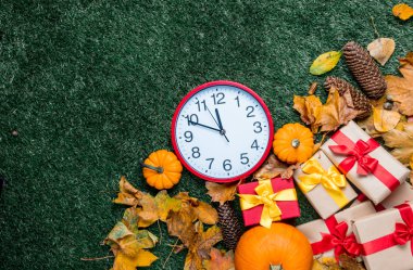 duvar saati ve turuncu kabak 