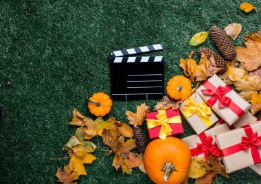 fıçı tahtası ve turuncu kabak 