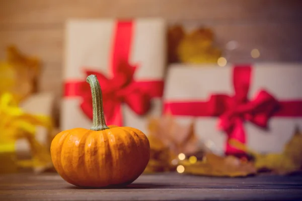 Petite citrouille avec des cadeaux — Photo