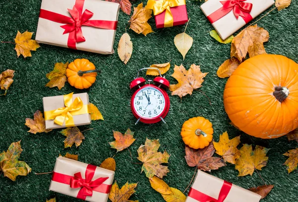 Alarm clock and presents — Stock Photo, Image