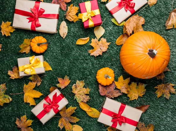 Confezioni regalo e zucche arancioni — Foto Stock