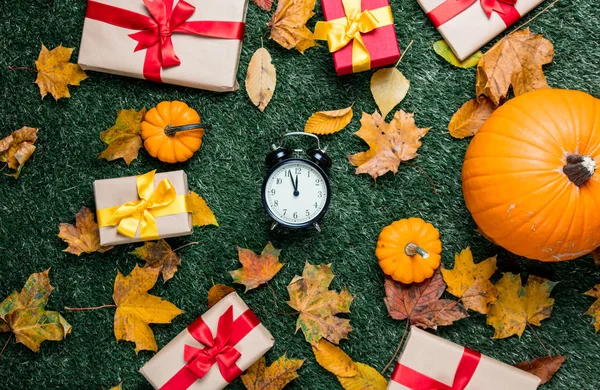 Alarm clock and presents — Stock Photo, Image