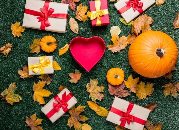 Confezioni regalo e zucche arancioni — Foto Stock