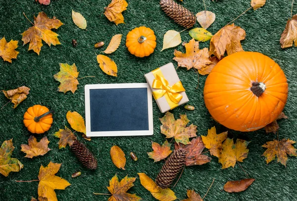 Blank chalkboard and gift box — Stock Photo, Image