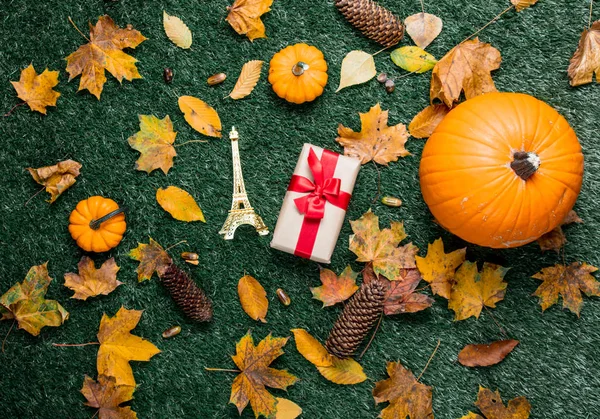 Eyfel Kulesi ve Hediyelik kutu rakam