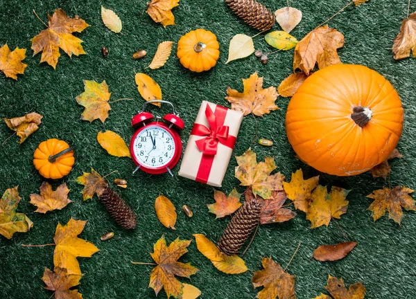 çalar saat ve hediye kutusu