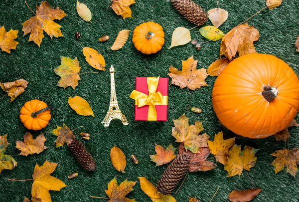 Eyfel Kulesi ve Hediyelik kutu rakam