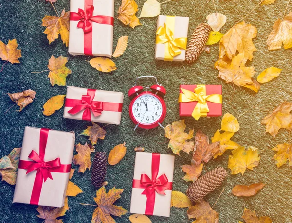 çalar saat ve hediye kutuları