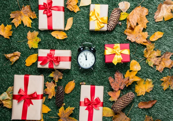 çalar saat ve hediye kutuları