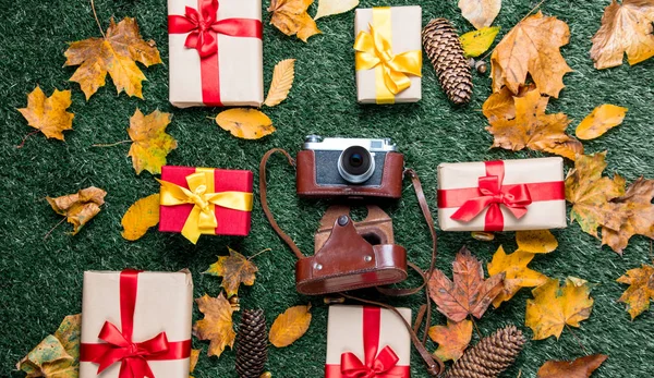 Retro kamera ve hediye kutuları