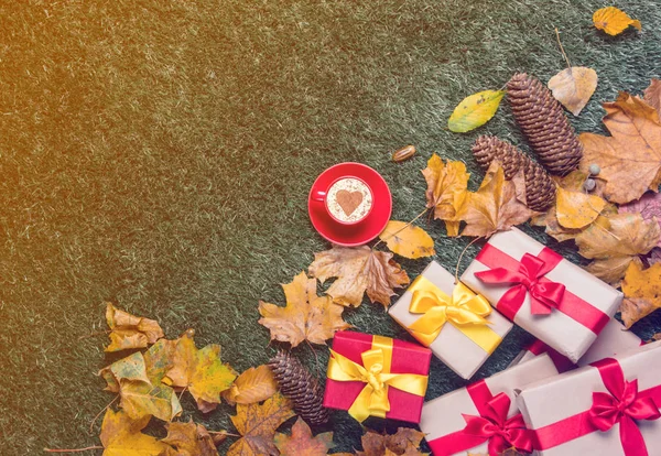 Fincan kahve ve hediye kutuları