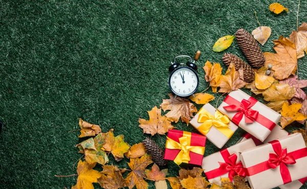 çalar saat ve hediye kutuları