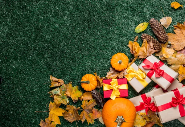 Geschenkdozen en oranje pompoenen — Stockfoto