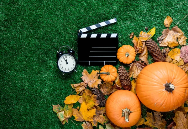 fıçı tahtası ve turuncu kabak 