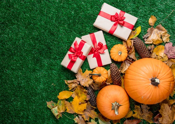 Confezioni regalo e zucche arancioni — Foto Stock