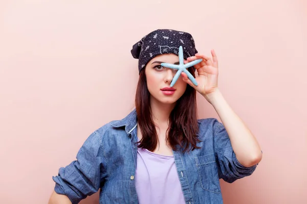 Mujer sosteniendo estrellas de mar decorativas — Foto de Stock