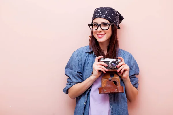 Vrouw met vintage camera — Stockfoto