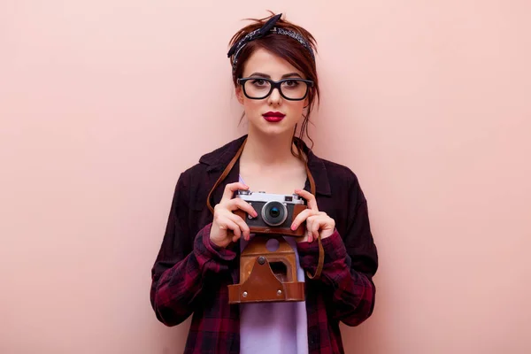 Mujer sosteniendo cámara vintage —  Fotos de Stock