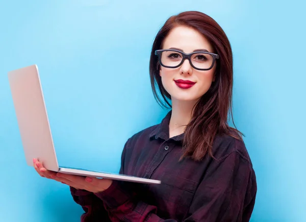 Жінка в окулярах тримає ноутбук — стокове фото