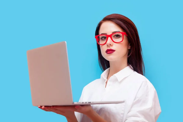 Vrouw in glazen met laptop — Stockfoto