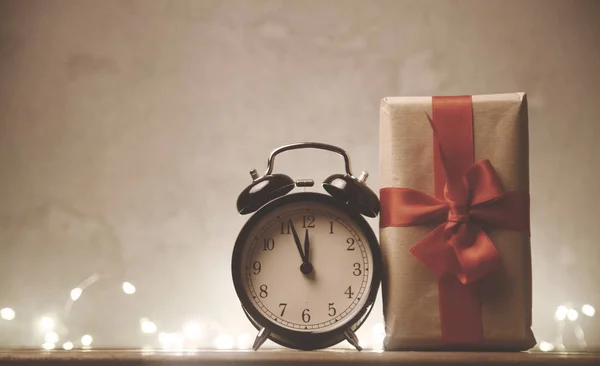 Retro alarm clock with gift box — Stock Photo, Image