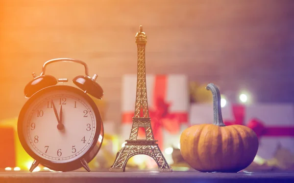 Estatuilla de Torre Eiffel con calabaza — Foto de Stock