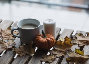 fincan kahve ve kabak mum ile