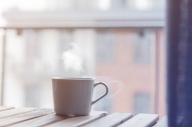 Beyaz masa üzerinde duran kahve fincan 